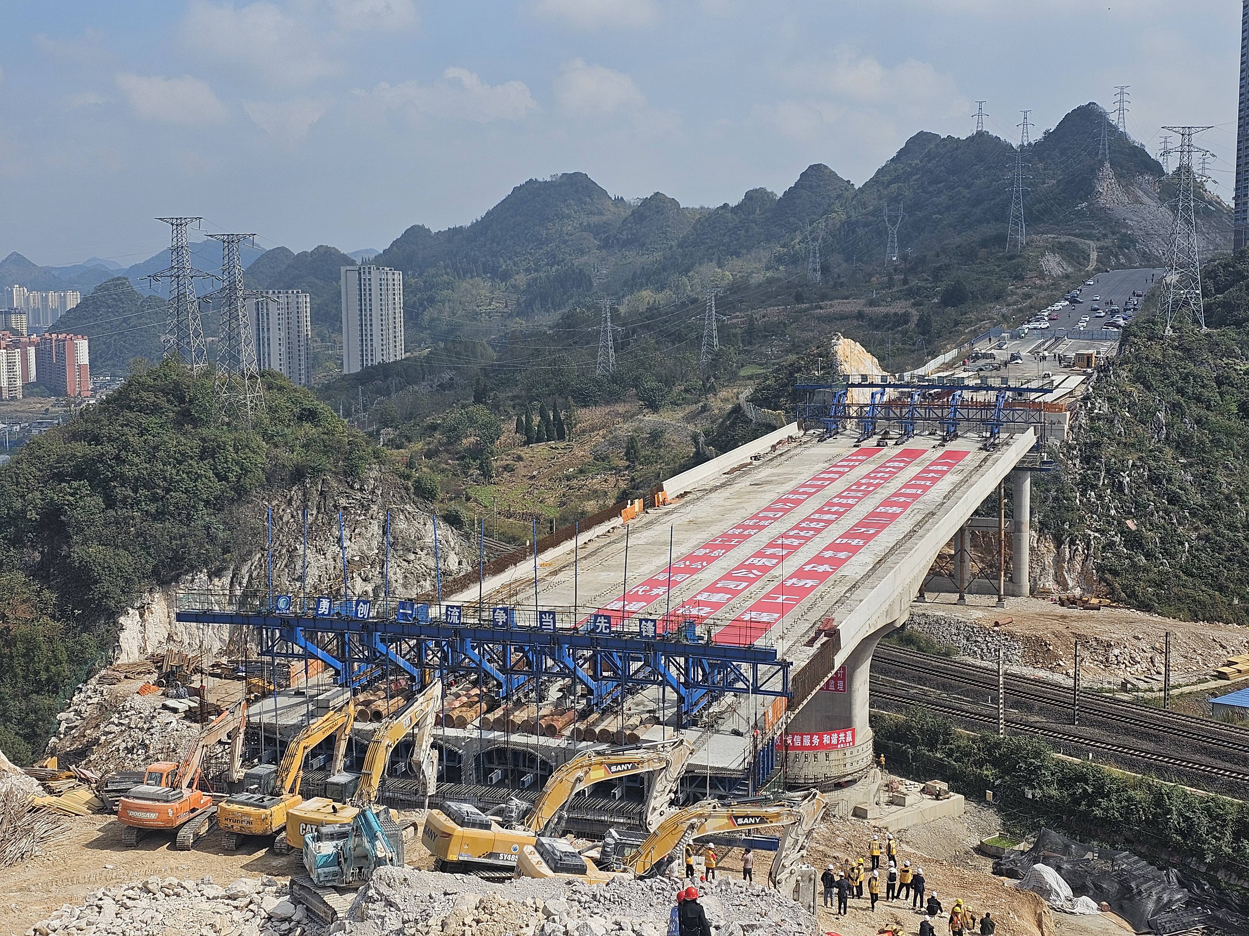 鳳凰東路上跨鐵路橋轉(zhuǎn)體